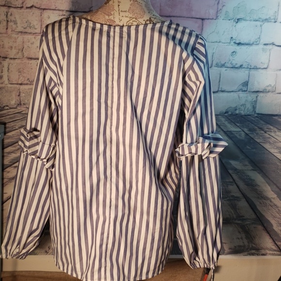 Puff sleeve blouse size Large - Picture 3 of 4